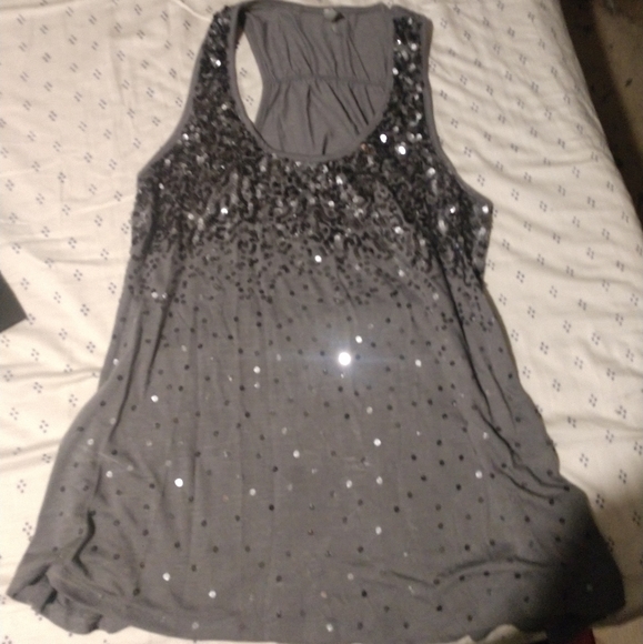 ✨ Sparkly, sequined, flowy gray tank - Picture 5 of 9
